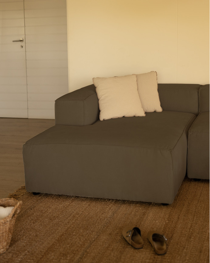 Sofa mit Chaiselongue aus braunem Velours in verschiedenen Größen.