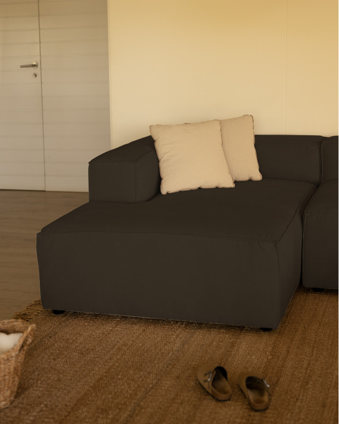 Sofa mit Chaiselongue aus dunkelgrauem Samtstoff in verschiedenen Größen
