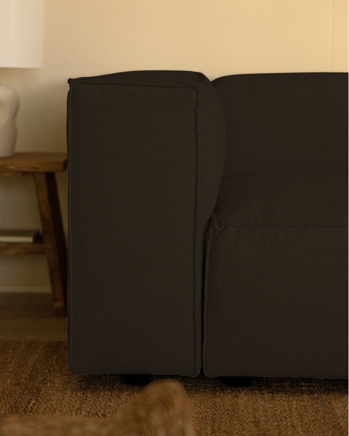 Dunkelgraues Cordsofa in verschiedenen Größen.