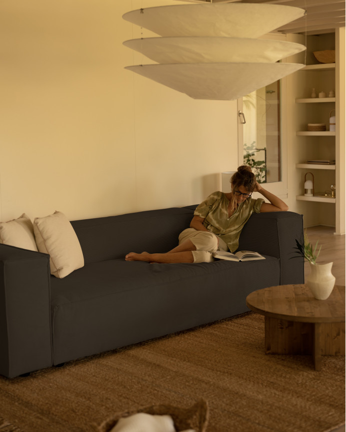 Dunkelgraues Cordsofa in verschiedenen Größen.