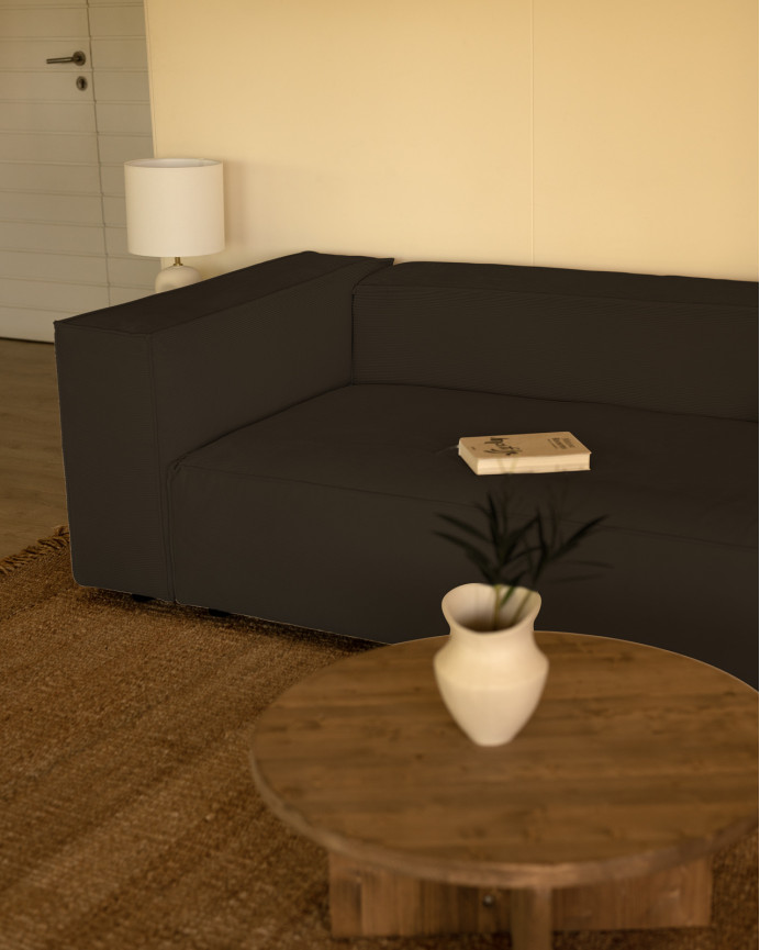 Dunkelgraues Cordsofa in verschiedenen Größen.