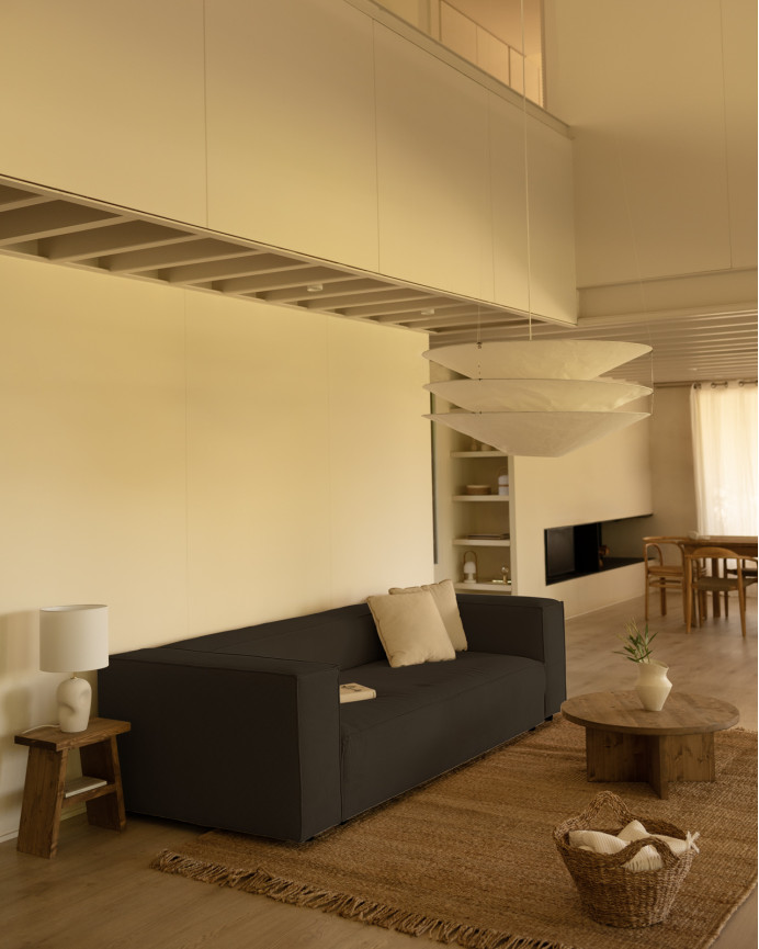 Dunkelgraues Cordsofa in verschiedenen Größen.