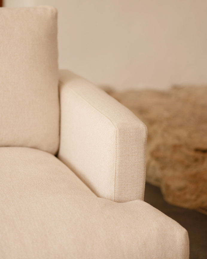 Sessel in gebrochenem Weißton mit einer Breite von 105 cm