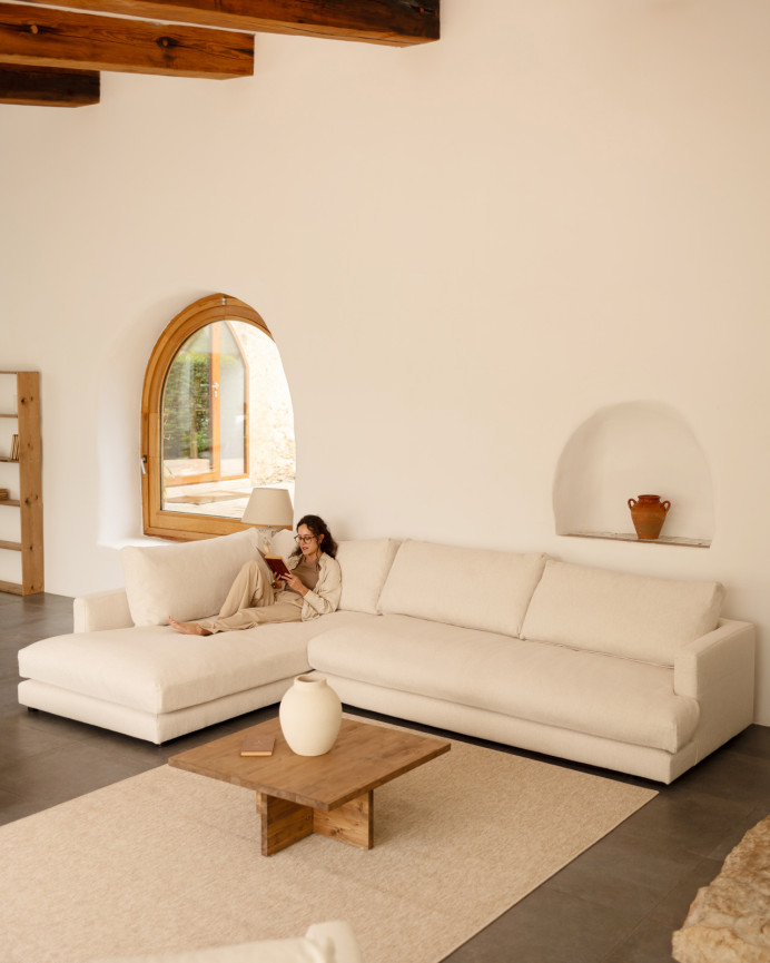 Sofa mit Chaiselongue in gebrochenem Weiß in verschiedenen Größen.