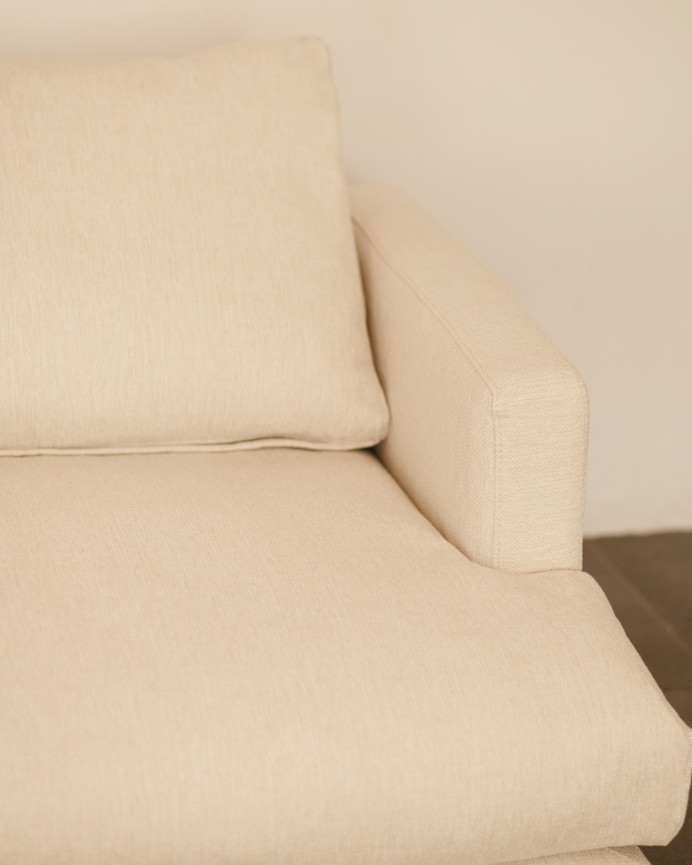 Sofa mit Chaiselongue in gebrochenem Weiß in verschiedenen Größen.