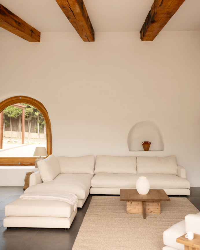 Sofa mit Chaiselongue in gebrochenem Weiß in verschiedenen Größen.