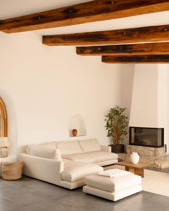 Sofa mit Chaiselongue in gebrochenem Weiß in verschiedenen Größen.