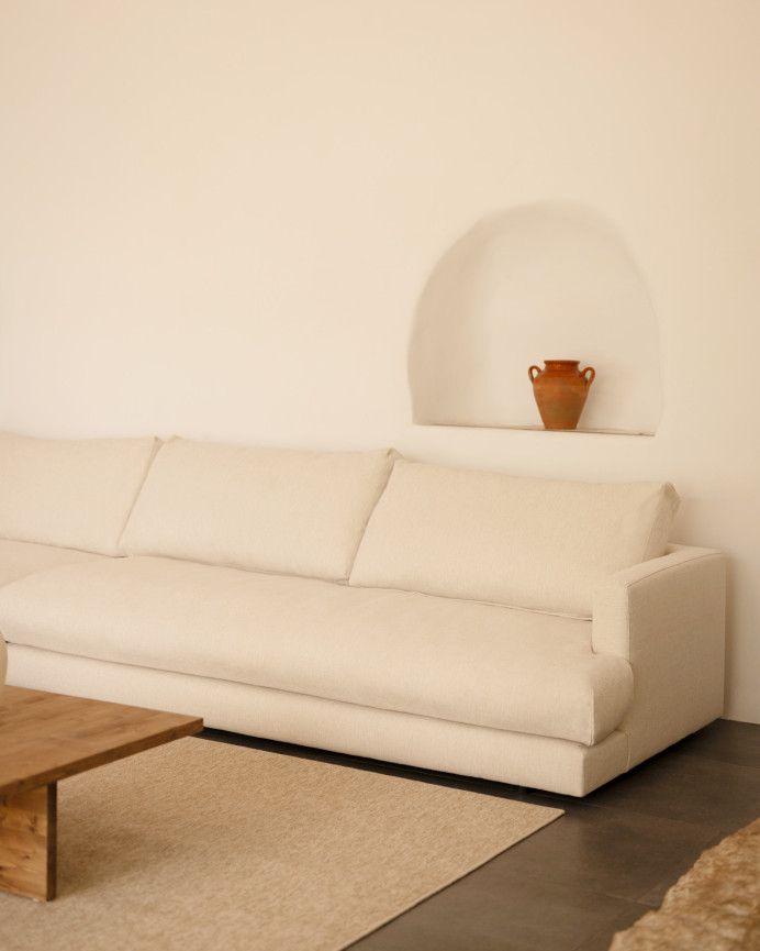 Sofa mit Chaiselongue in gebrochenem Weiß in verschiedenen Größen.
