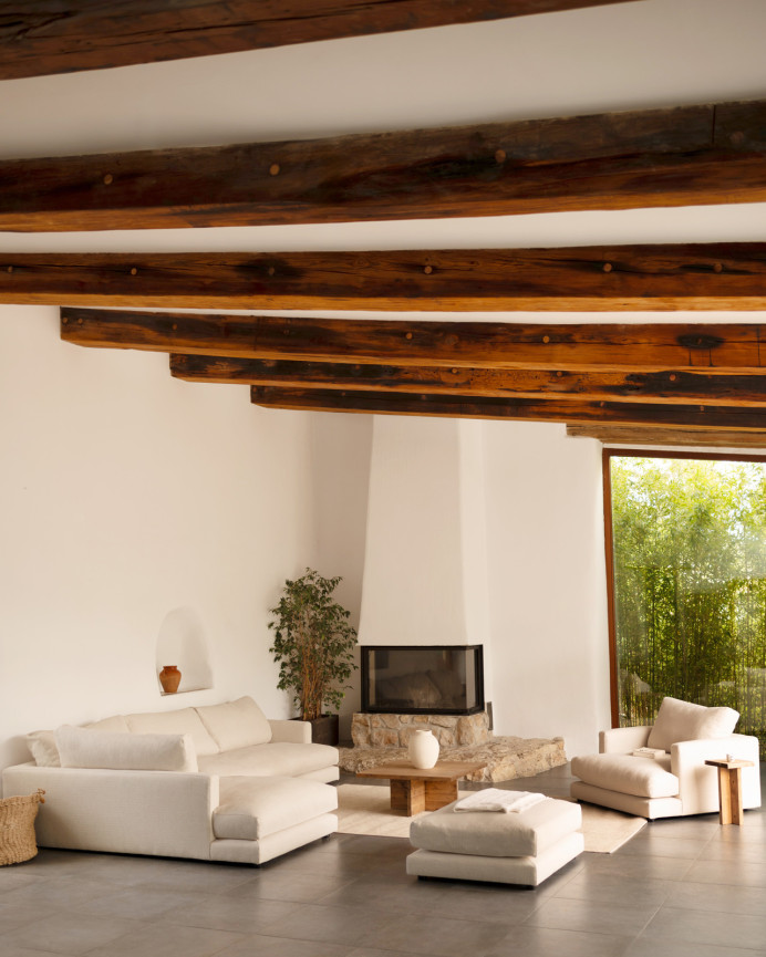 Sofa mit Chaiselongue in gebrochenem Weiß in verschiedenen Größen.