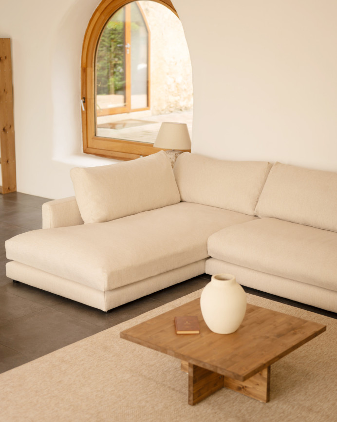 Sofa mit Chaiselongue in gebrochenem Weiß in verschiedenen Größen.