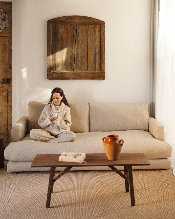 Gerade beige Sofa mit einer Länge von 216 cm.