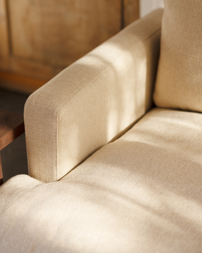 Gerade beige Sofa mit einer Länge von 216 cm.