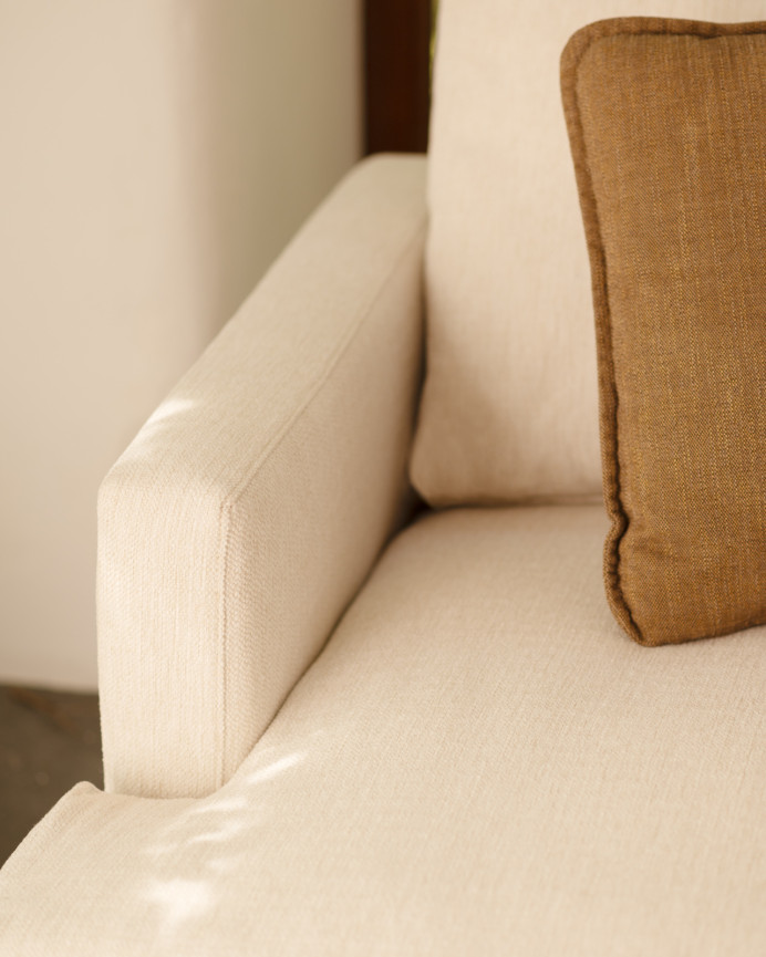 Weißes Sofa in gebrochenem Weiß mit geradem Ton, 216 cm lang.