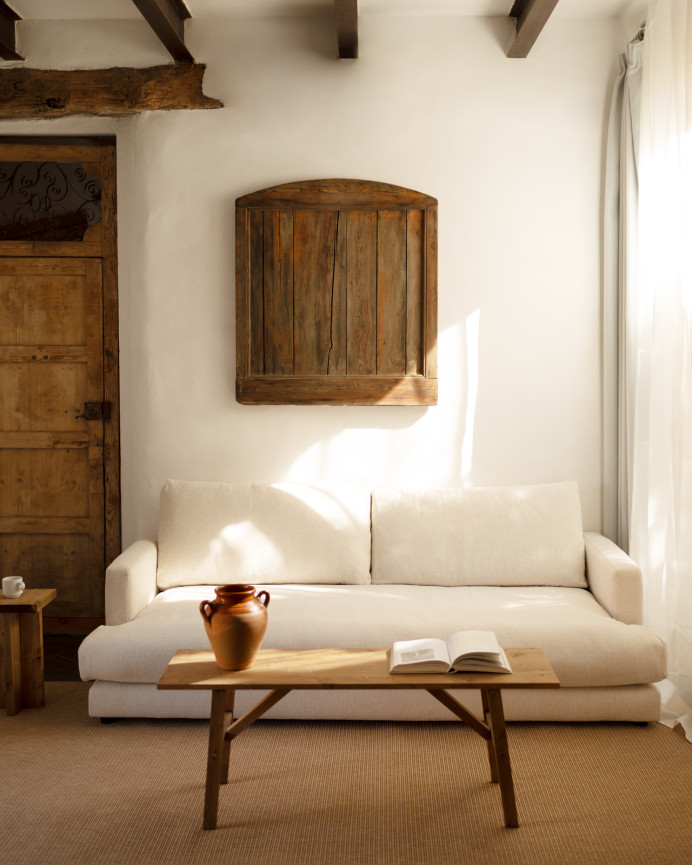 Weißes Sofa in gebrochenem Weiß mit geradem Ton, 216 cm lang.