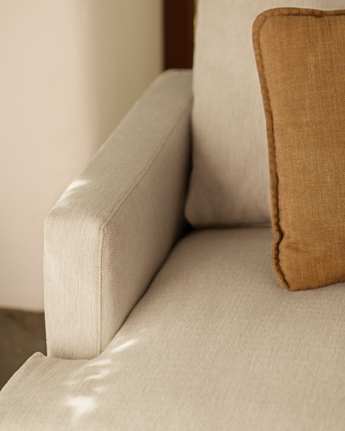 Gerades Sofa in hellem Grauton, 216 cm lang.