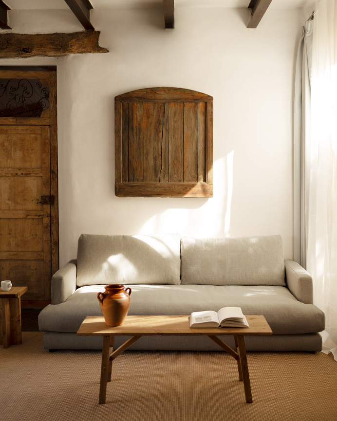 Gerades Sofa in hellem Grauton, 216 cm lang.