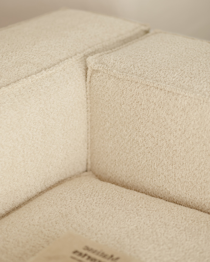 Bouclé-Sofa mit Chaiselongue in gebrochenem Weiß in verschiedenen Größen.