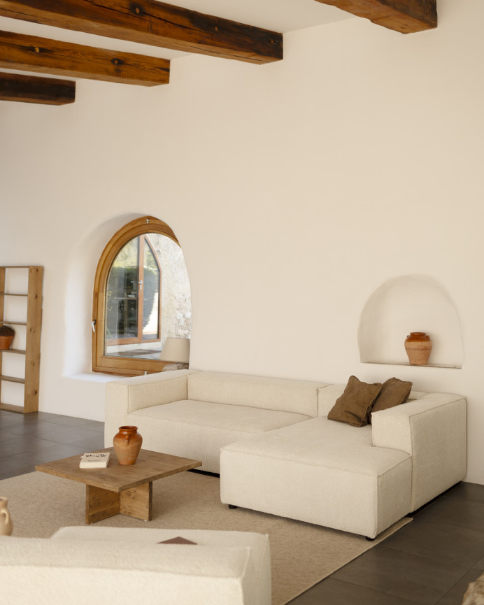 Bouclé-Sofa mit Chaiselongue in gebrochenem Weiß in verschiedenen Größen.