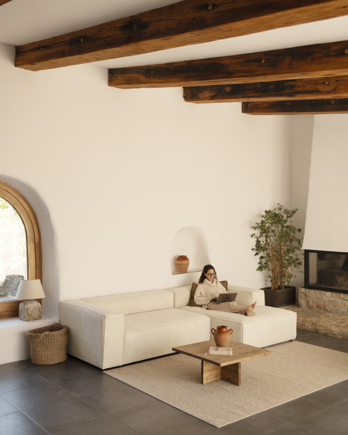 Bouclé-Sofa mit Chaiselongue in gebrochenem Weiß in verschiedenen Größen.