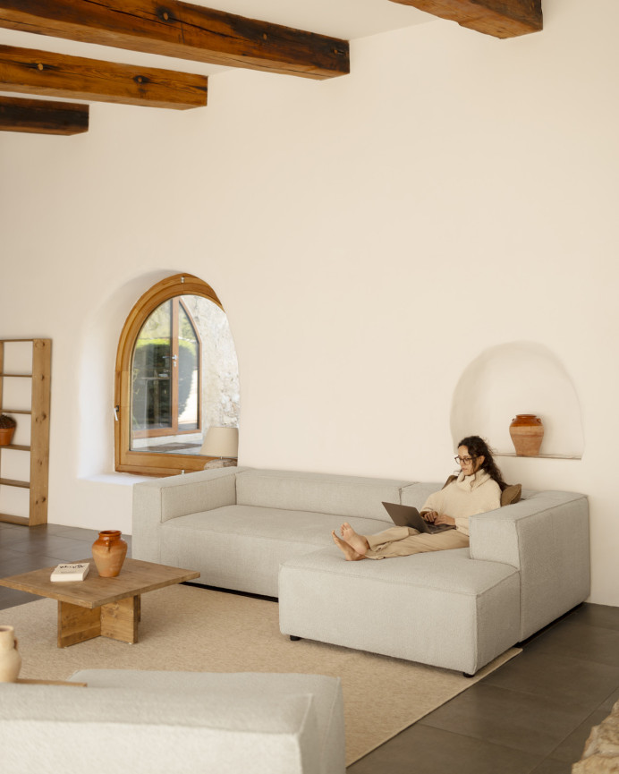 Bouclé-Sofa mit Chaiselongue in hellem Grau in verschiedenen Größen