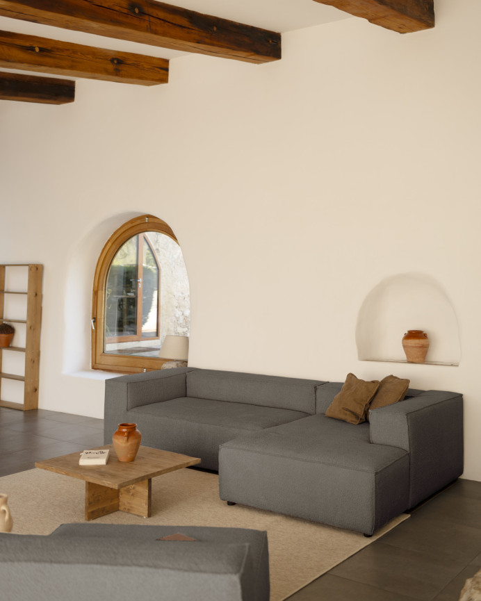 Bouclé-Sofa mit dunkelgrauer Chaiselongue in verschiedenen Größen.