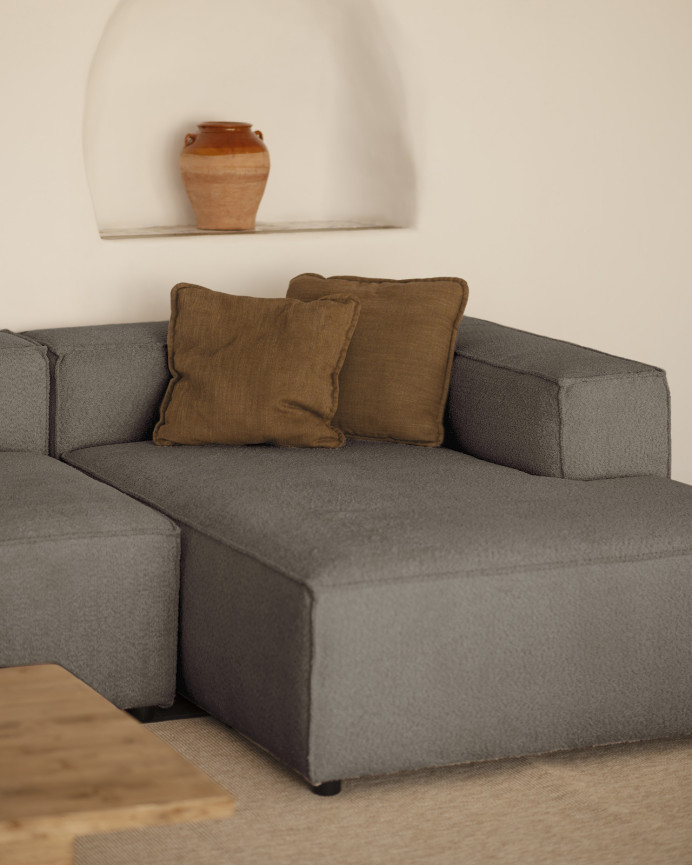 Bouclé-Sofa mit dunkelgrauer Chaiselongue in verschiedenen Größen.