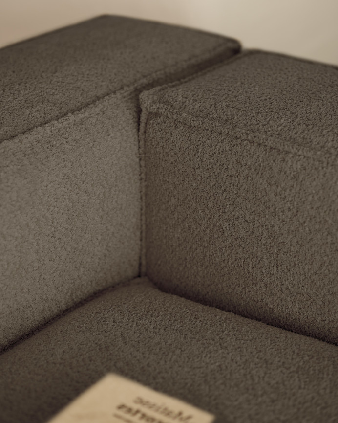 Bouclé-Sofa mit dunkelgrauer Chaiselongue in verschiedenen Größen.