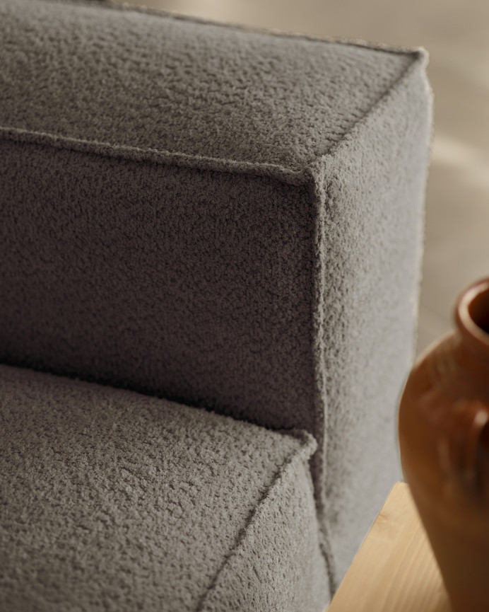 Bouclé-Sofa mit dunkelgrauer Chaiselongue in verschiedenen Größen.