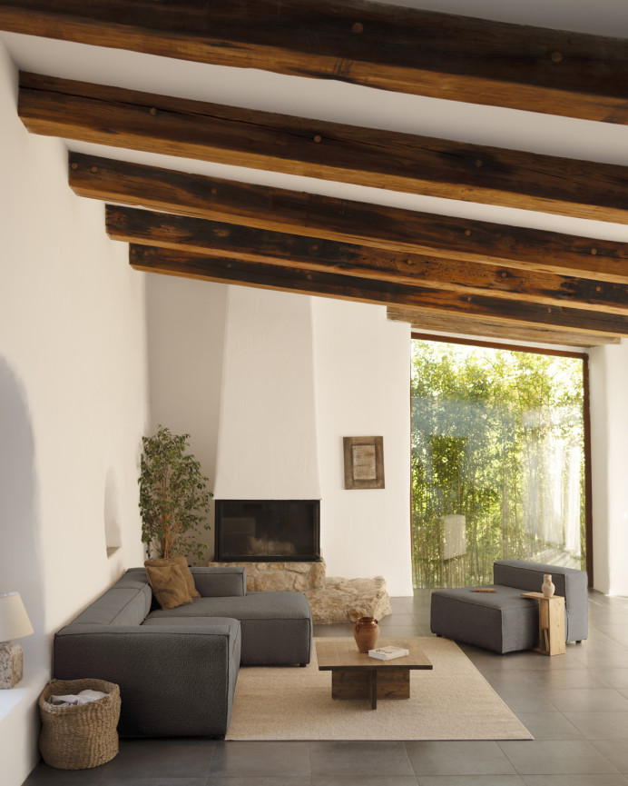 Bouclé-Sofa mit dunkelgrauer Chaiselongue in verschiedenen Größen.