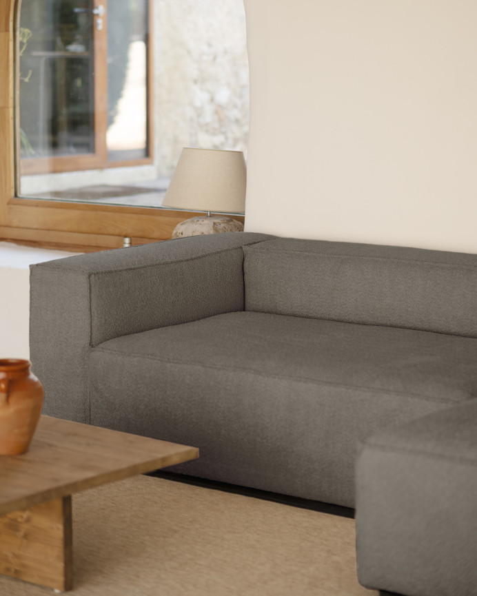 Bouclé-Sofa mit dunkelgrauer Chaiselongue in verschiedenen Größen.