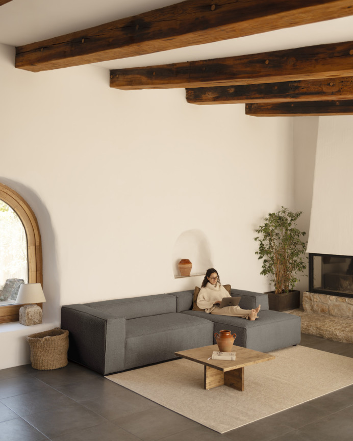 Bouclé-Sofa mit dunkelgrauer Chaiselongue in verschiedenen Größen.