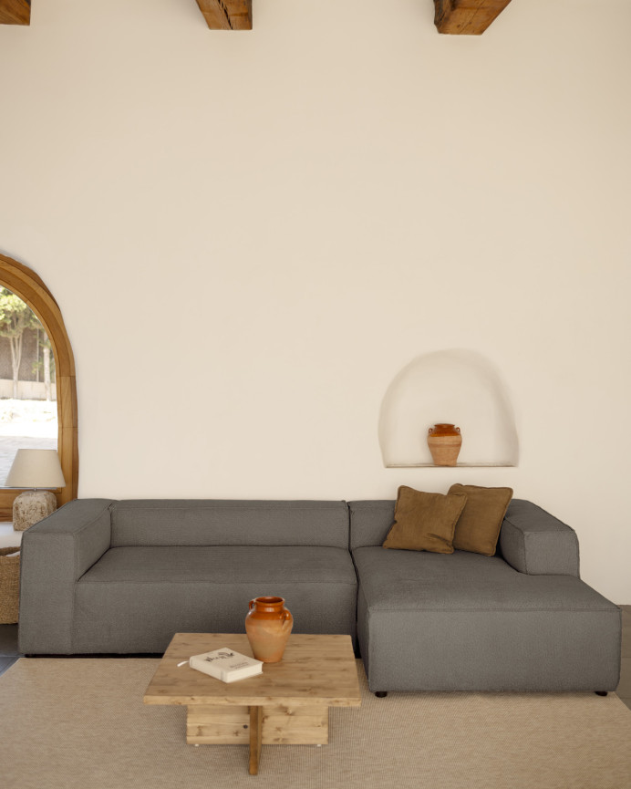 Bouclé-Sofa mit dunkelgrauer Chaiselongue in verschiedenen Größen.