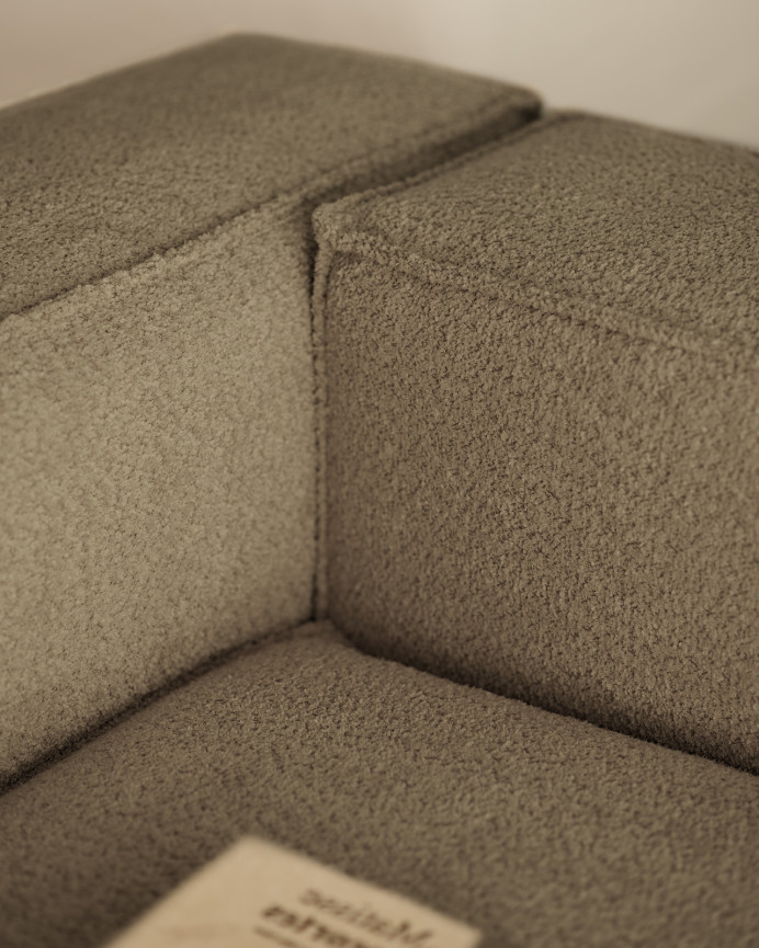 Bouclé-Sofa mit brauner Chaiselongue in verschiedenen Maßen.