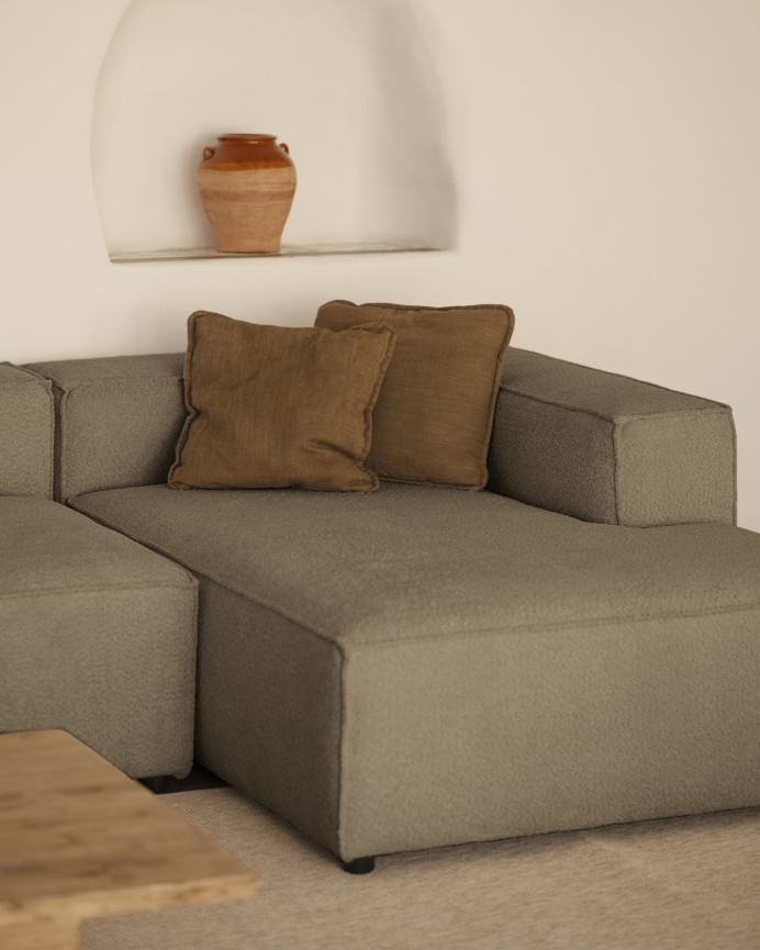 Bouclé-Sofa mit brauner Chaiselongue in verschiedenen Maßen.