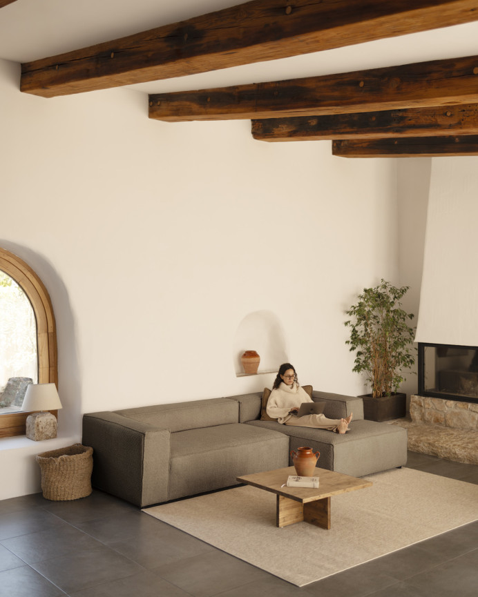 Bouclé-Sofa mit brauner Chaiselongue in verschiedenen Maßen.