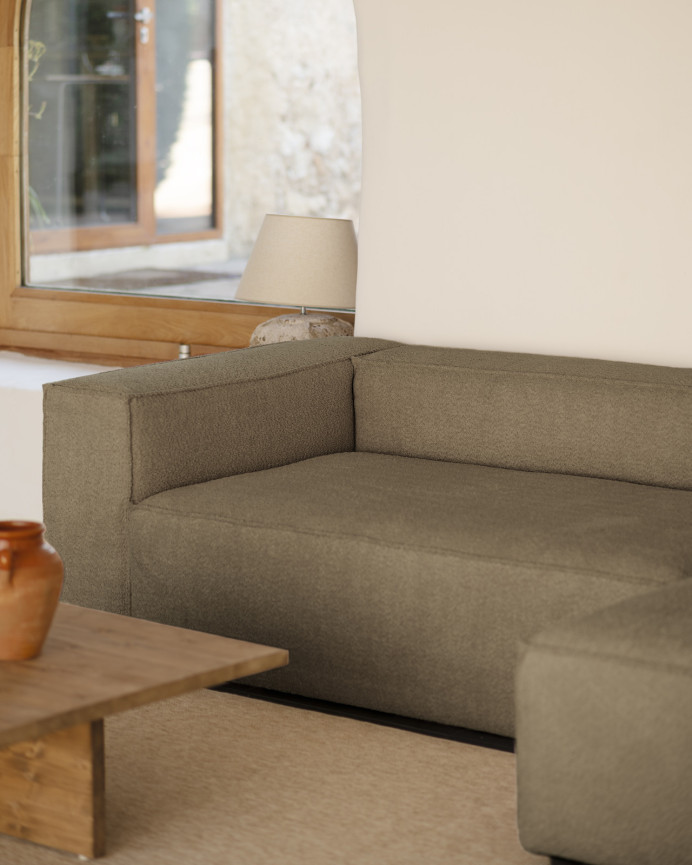 Bouclé-Sofa mit brauner Chaiselongue in verschiedenen Maßen.