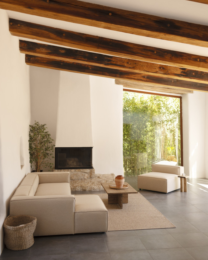 Sofa mit Chaiselongue in Beigefarbe in verschiedenen Größen.