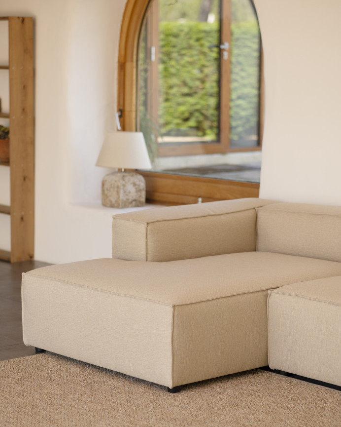 Sofa mit Chaiselongue in Beigefarbe in verschiedenen Größen.