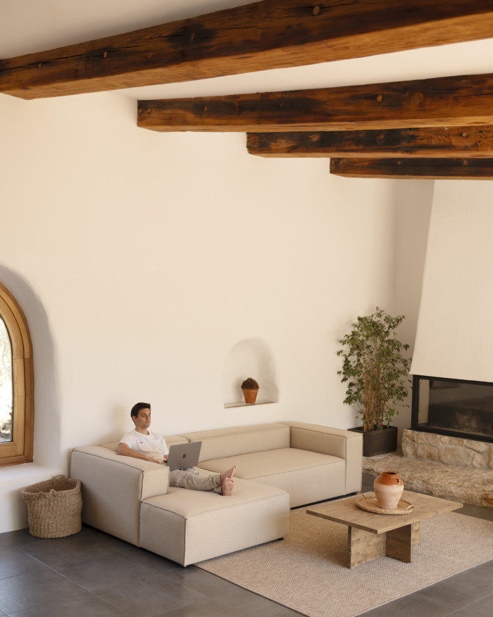 Sofa mit Chaiselongue in Beigefarbe in verschiedenen Größen.
