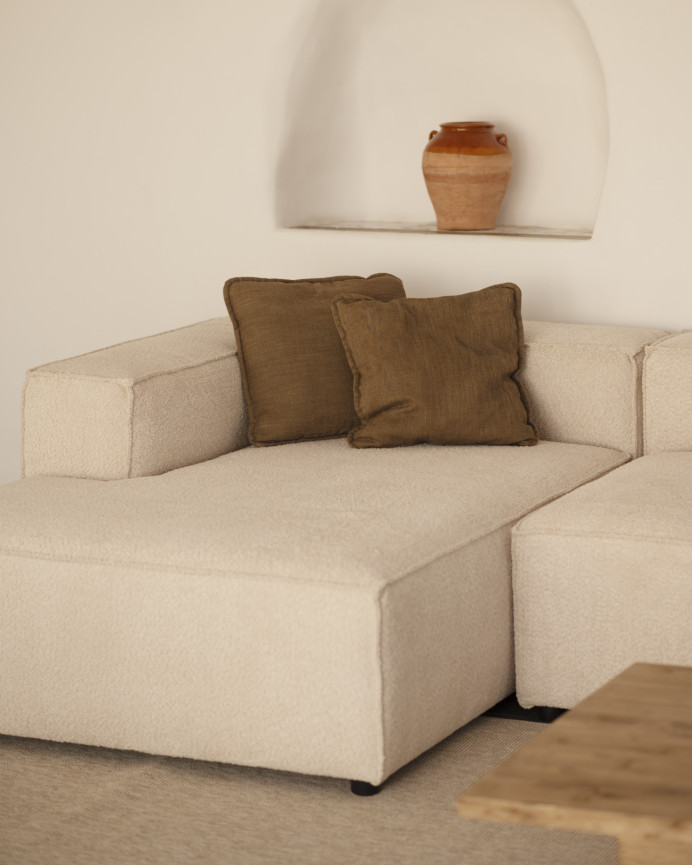 Bouclé-Sofa mit beiger Chaiselongue in verschiedenen Größen.