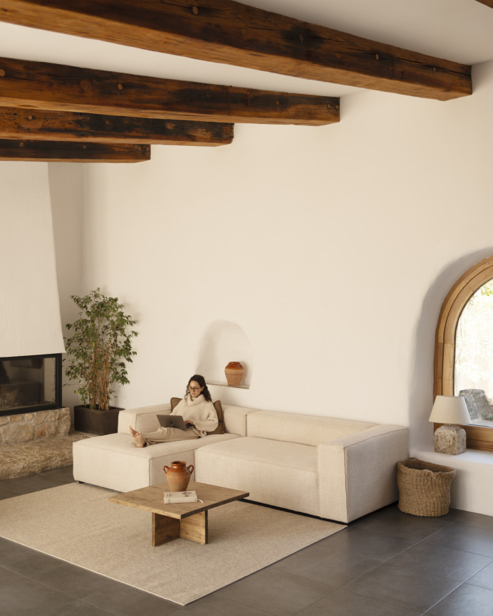 Bouclé-Sofa mit beiger Chaiselongue in verschiedenen Größen.