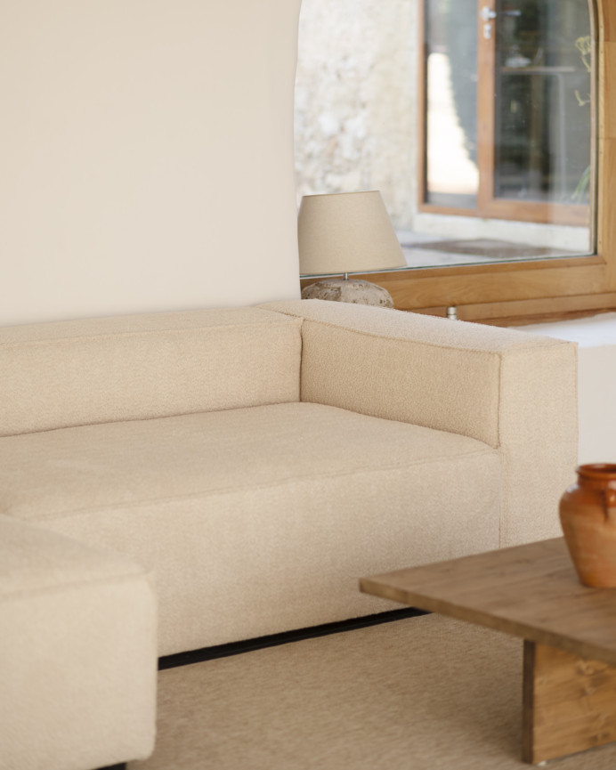 Bouclé-Sofa mit beiger Chaiselongue in verschiedenen Größen.