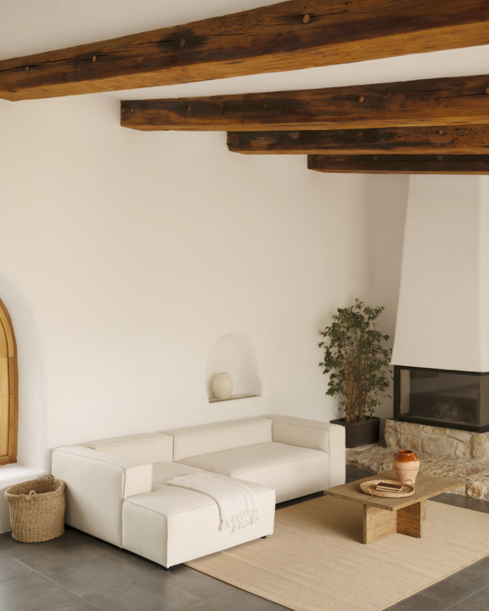 Sofa mit Chaiselongue in gebrochenem Weiß in verschiedenen Maßen.