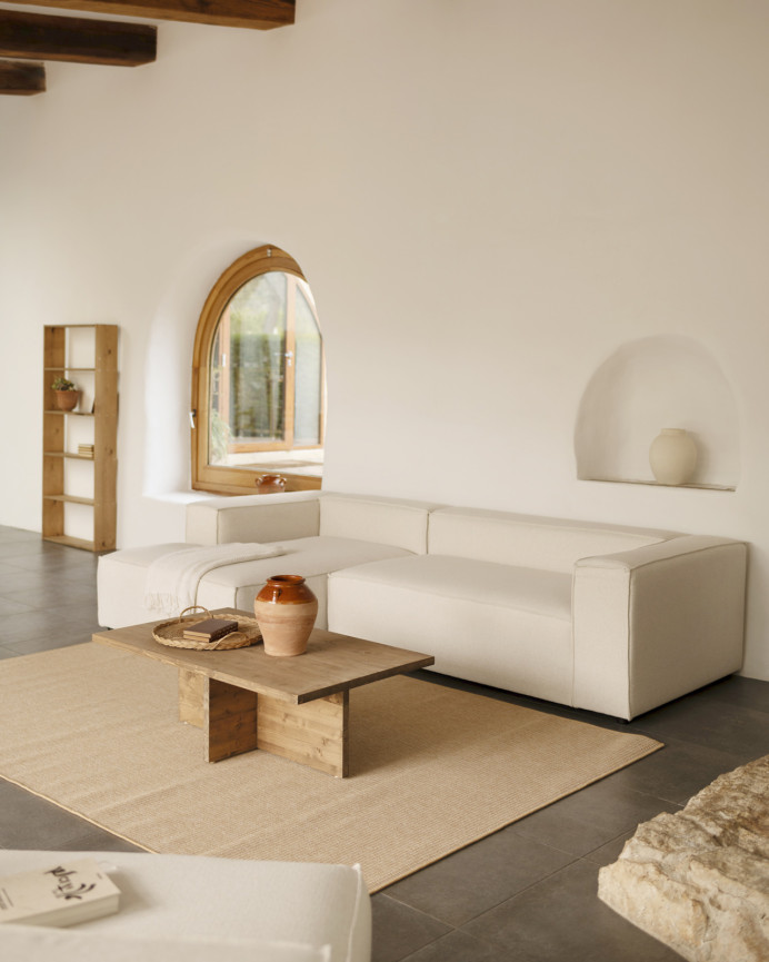 Sofa mit Chaiselongue in gebrochenem Weiß in verschiedenen Maßen.