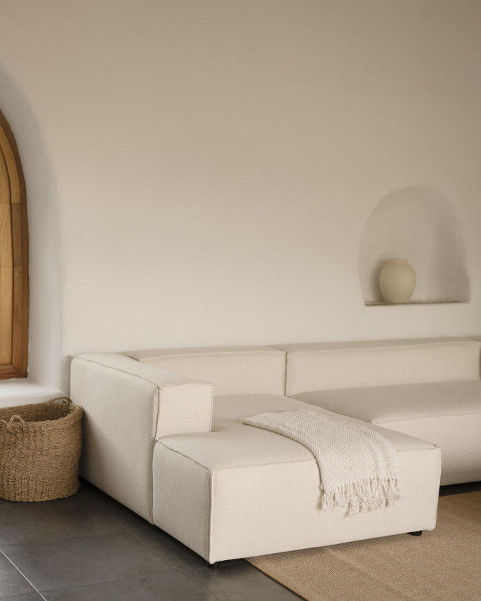 Sofa mit Chaiselongue in gebrochenem Weiß in verschiedenen Maßen.