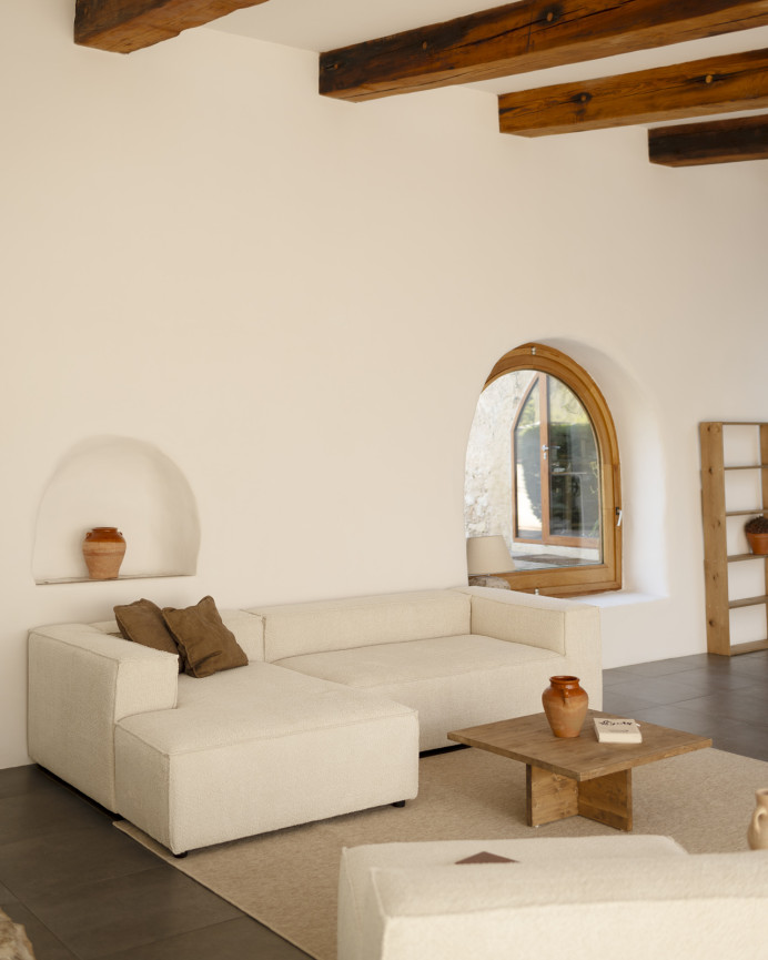Bouclé-Sofa mit Chaiselongue in gebrochenem Weiß in verschiedenen Größen.