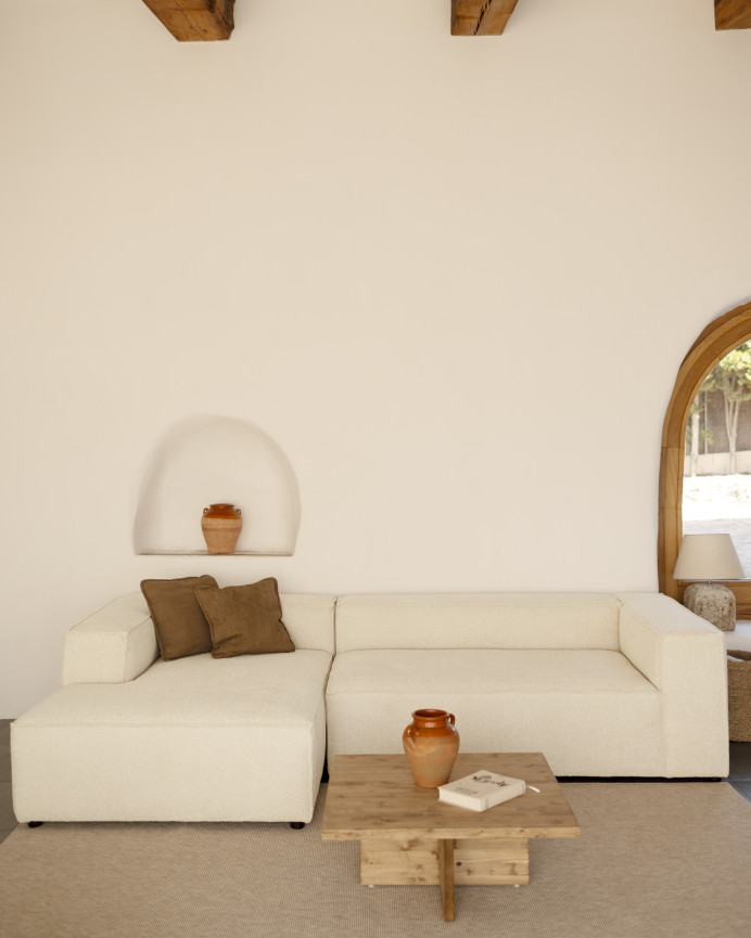 Bouclé-Sofa mit Chaiselongue in gebrochenem Weiß in verschiedenen Größen.