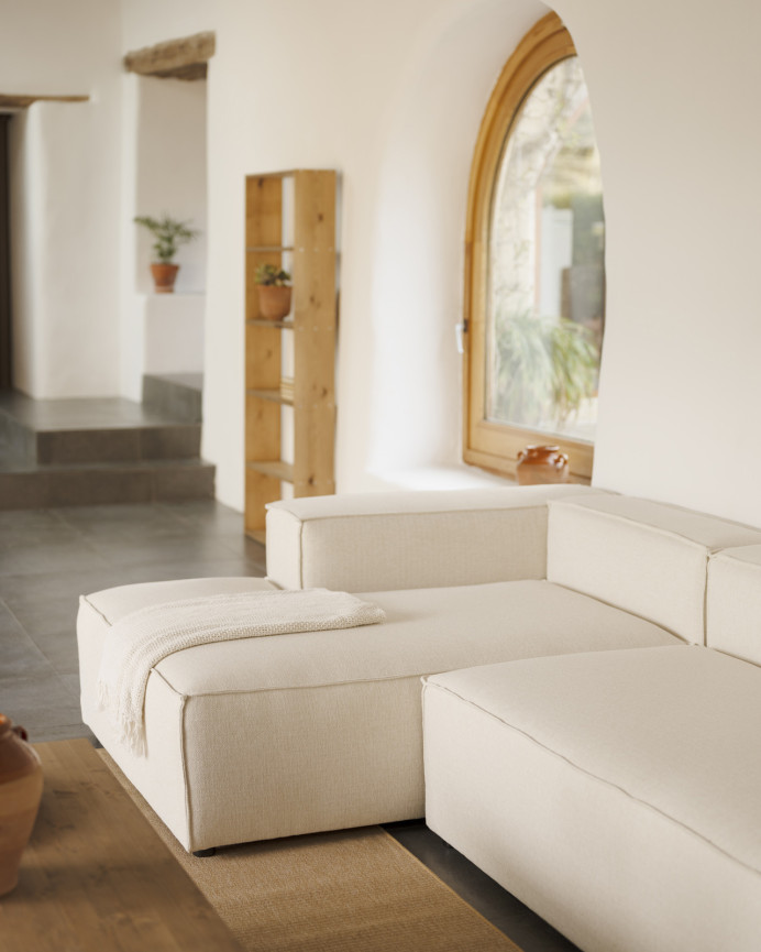 Sofa mit Chaiselongue in gebrochenem Weiß in verschiedenen Maßen.