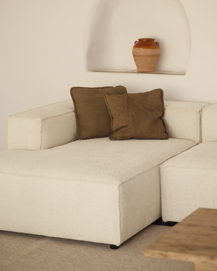 Bouclé-Sofa mit Chaiselongue in gebrochenem Weiß in verschiedenen Größen.