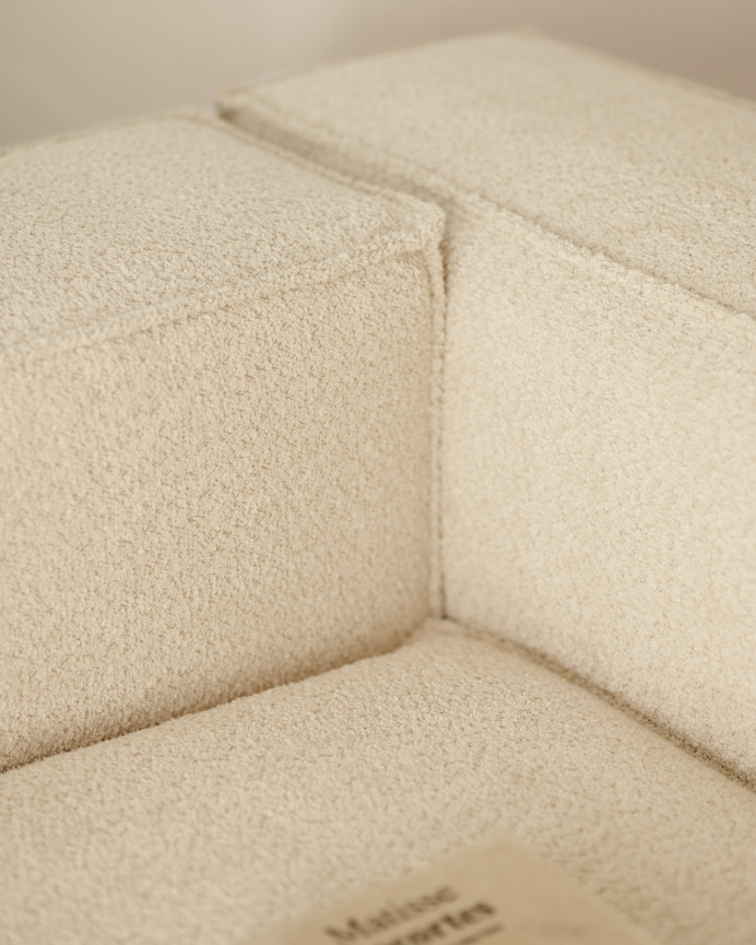 Bouclé-Sofa mit Chaiselongue in gebrochenem Weiß in verschiedenen Größen.